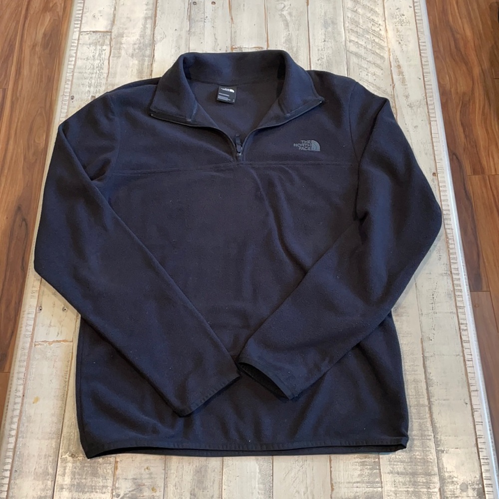 Size Small Men’s North Face pullover half zip